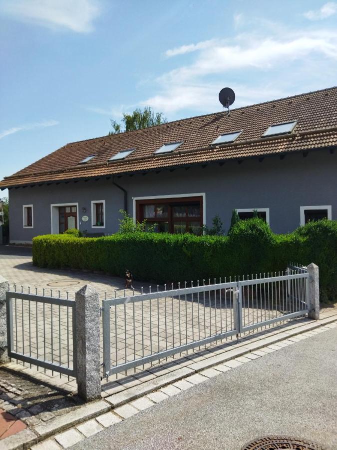 Aussergewoehnliche Atelierferienwohnung Mit Balkon An Der Donau Winzer 외부 사진