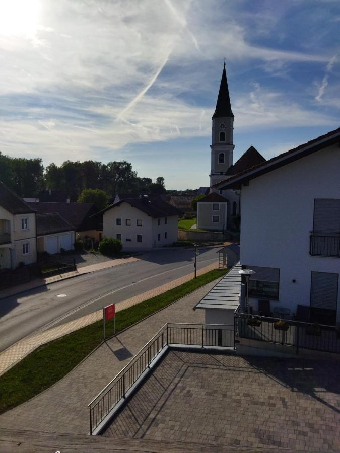 Aussergewoehnliche Atelierferienwohnung Mit Balkon An Der Donau Winzer 외부 사진